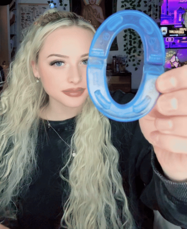 Dispozitiv nocturn anti-sforăit și anti-scrâșnit